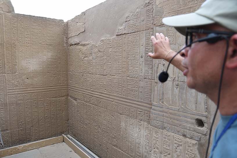 42 MAK_6363.jpg - La nostra bravissima guida spiega il calendario egizio.